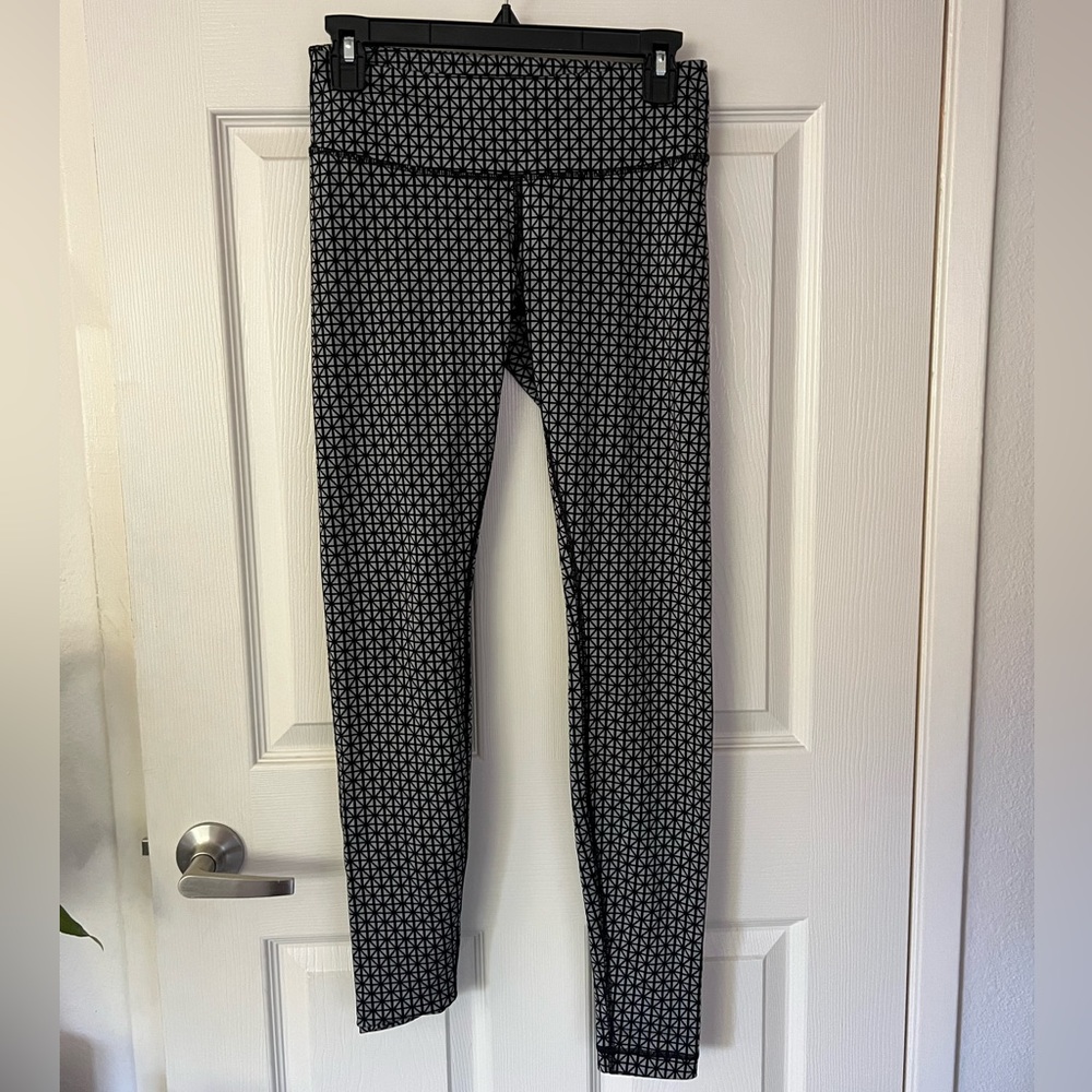 Lululemon Silver and Black Leggings - Size 4